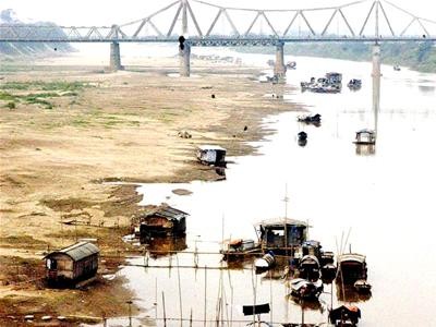 A view of the Red River in Hanoi, which recently dwindled to its lowest level ever at just 0.5 meters high. (Filed photo)